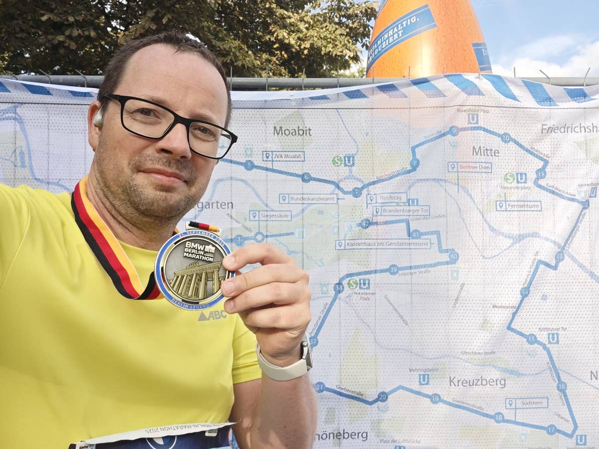 Thorsten Neuhetzki mit der Medaille des Berlin Marathon 2025