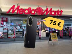 Ein MediaMarkt-Store im Hintergrund, davor ein Smartphone mit einem Preisschild von 75 Euro
