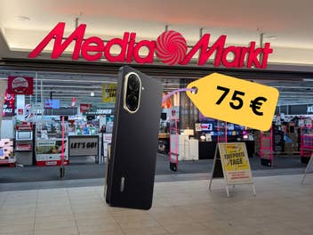 Ein MediaMarkt-Store im Hintergrund, davor ein Smartphone mit einem Preisschild von 75 Euro