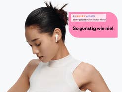Frau trägt die Xiaomi Redmi Buds 6 Active Kopfhörer