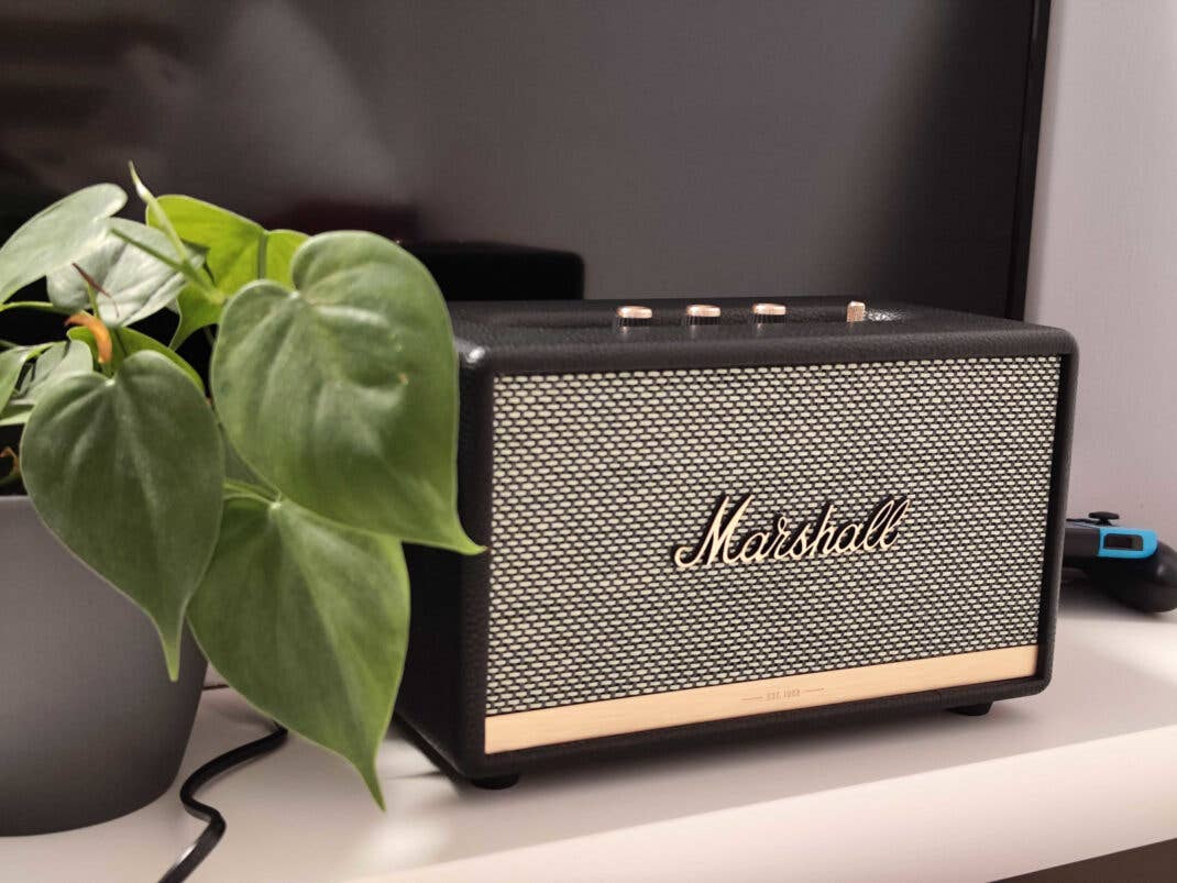 Der Lautsprecher muss stets per Kabel angeschlossen sein.