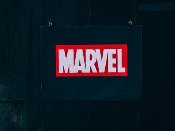 Das Marvel-Logo vor schwarzem Hintergrund.