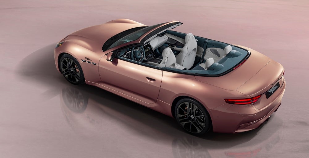 Maserati GranCabrio Folgore (2024) mit geöffnetem Verdeck.