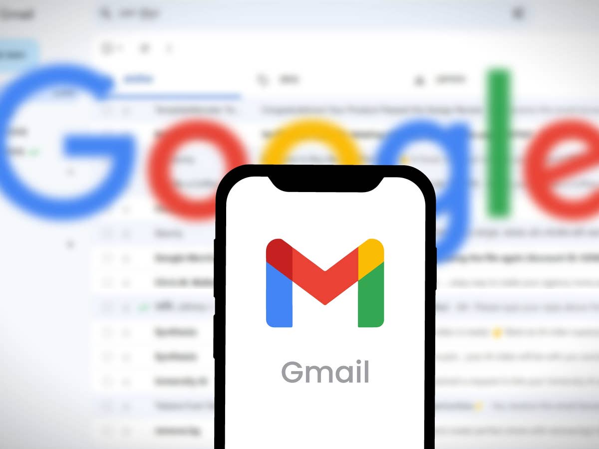 massive-aenderung-fuer-euer-postfach-warum-google-nutzer-jetzt-extrem-aufpassen-muessen Gmail App auf Smartphone vor Gmail Screenshot
