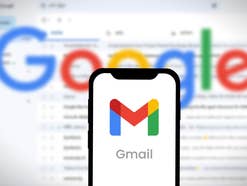 Gmail App auf Smartphone vor Gmail Screenshot