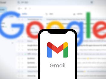 Gmail App auf Smartphone vor Gmail Screenshot