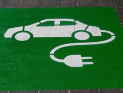 Symbol auf dem Boden für einen Parkplatz für E-Autos.