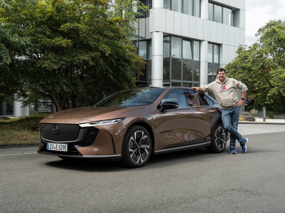Hayo Lücke neben dem Mazda 6e.