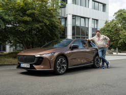 Hayo Lücke neben dem Mazda 6e.