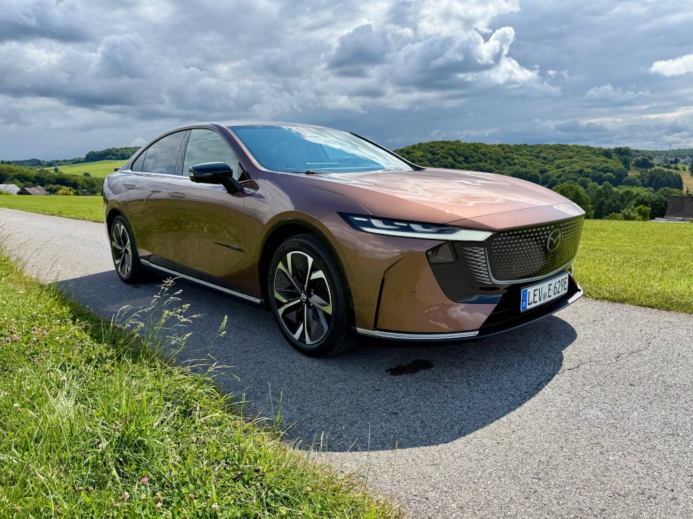 Mazda 6e in der Frontansicht nach Testfahrt.