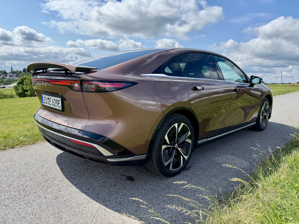 Mazda 6e: Heckansicht mit ausgefahrenem Spoiler.