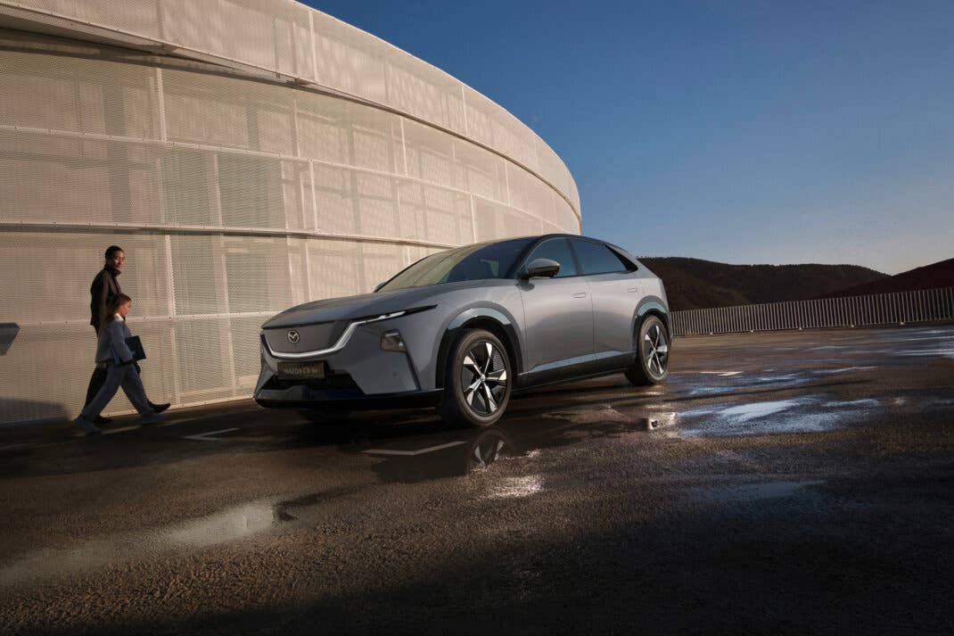 Mazda CX-6e in der Seitenansicht statisch.