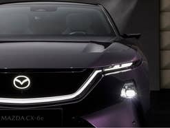 Mazda CX-6e in der Frontansicht.