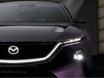 Mazda CX-6e in der Frontansicht.