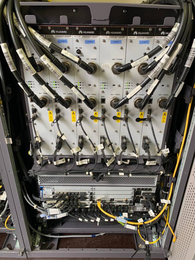 Viele Kabel in einer Mobile Base Station von O2