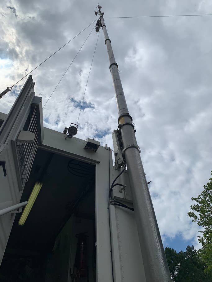 Ausgefahrene Antenne an einer Mobile Base Station von O2