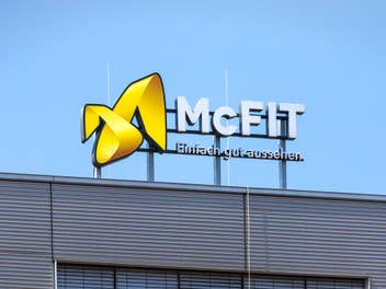 McFit-Schild