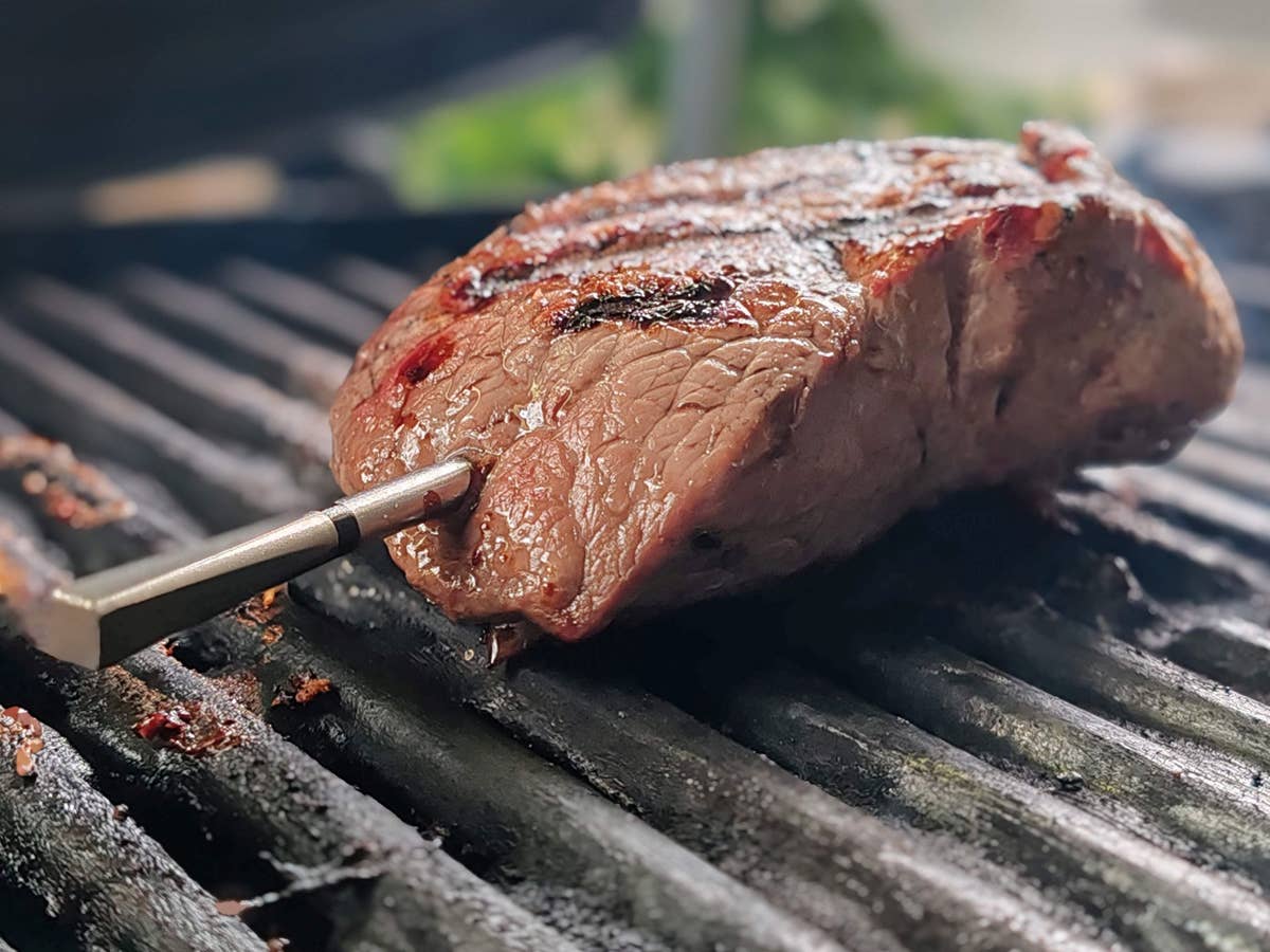 Meater 2 Plus macht Grillen smarter Meater 2 Plus in einem Stück Fleisch