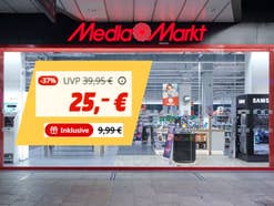 MediaMarkt-Eingang mit Einblendung eines Preisschilds für ein 25-Euro-Produkt.