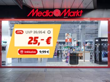 MediaMarkt-Eingang mit Einblendung eines Preisschilds für ein 25-Euro-Produkt.