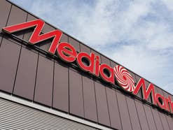 MediaMarkt-Logo an einer Außenwand eines Gebäudes