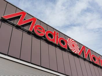 MediaMarkt-Logo an einer Außenwand eines Gebäudes
