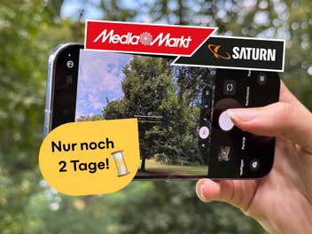 Pixel 10 Smartphone wird zum Fotografieren benutzt. Davor das MediaMarkt-Saturn-Logo mit dem Hinweis, dass ein Angebot nur noch 2 Tage gültig ist.