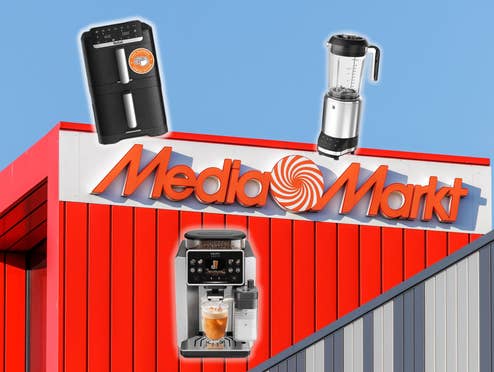 Außenansicht des Dachs eines Mediamarkt-Gebäudes mit Aufschrift. Darauf eingefügt einen Heißluftfritteuse von Tefal, ein Kaffeeautomat von Krups und ein Standmixer von WMF