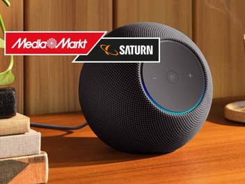 Amazon Echo Dot Max steht auf einer Kommode