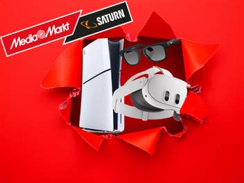 mediamarkt-angebot-ps5-ray-ban-meta-und-meta-quest-3-nur-1-euro Roter Hintergrund mit einem Loch in der Mitte, aus dem die PS5, Ray-Ban Meta und Meta Quest 3 herausschauen