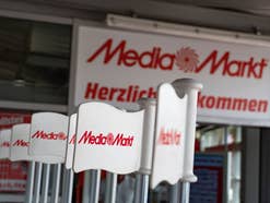 MediaMarkt Eingang mit Fahnen
