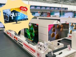 Blick in die Fernseher-Abteilung von MediaMarkt; Hinweis auf einen OLED-Fernseher mit -52 Prozent Rabatt