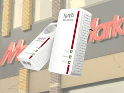 Fritz Powerline Adapter vor einem MediaMarkt-Logo