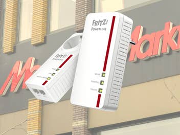 Fritz Powerline Adapter vor einem MediaMarkt-Logo