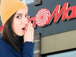 Eine Frau flüstert etwas hinter vorgehaltener Hand, HIntergrund: Ein MediaMarkt ist zu sehen