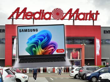 MediaMarkt-Geschäft im Hintergrund, davor das Samsung Galaxy Book6 mit dem Samsung-Logo