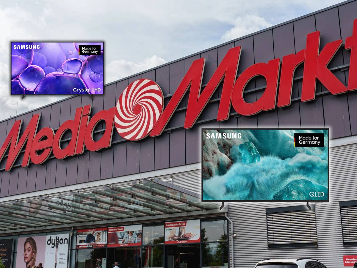 Samsung-Fernseher bei MediaMarkt im Angebot MediaMarkt-Geschäft im Hintergrund, davor freigestellt zwei Samsung-Fernseher