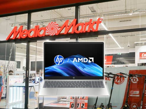 MediaMarkt-Geschäft im Hintergrund, vorne ein HP-Laptop
