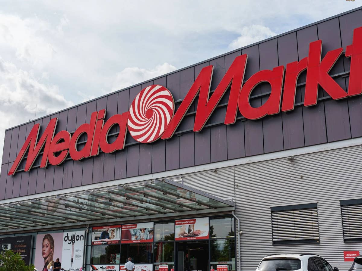 MediaMarkt startet LG-Aktion MediaMarkt-Geschäft mit einem Parkplatz davor