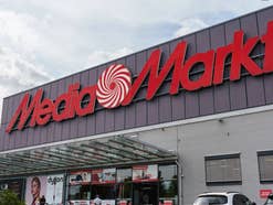 MediaMarkt-Geschäft mit einem Parkplatz davor