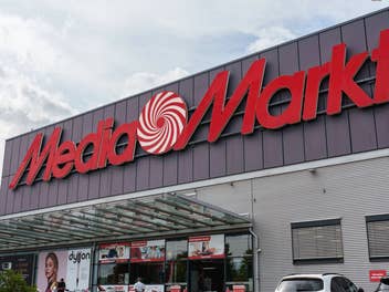 MediaMarkt-Geschäft mit einem Parkplatz davor