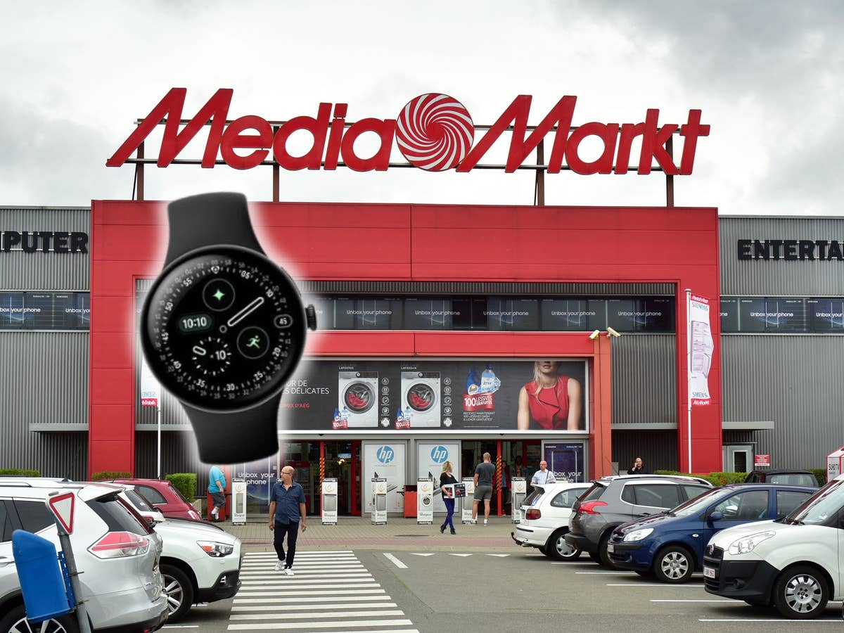 MediaMarkt Geschäft mit Parkplatz, freigestellt die Google Pixel Watch 4 davor
