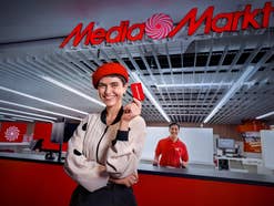 Frau steht in einem MediaMarkt Store