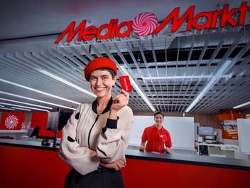 Frau steht in einem MediaMarkt Store