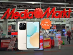 Ein MediaMarkt-Markt vor dem ein Smartphone eingeblendet wird und ein Preis 