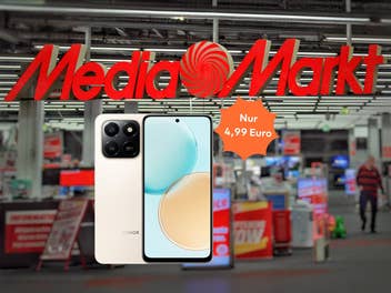 Ein MediaMarkt-Markt vor dem ein Smartphone eingeblendet wird und ein Preis 
