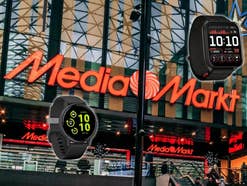 MediaMarkt in einem Einkaufszentrum, davor zwei Garmin-Watches
