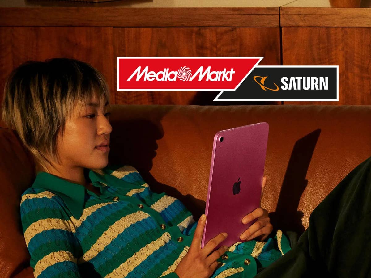 MediaMarkt reduziert iPad um 20 Prozent Eine Frau liegt auf einem Sofa und schaut auf ihr iPad