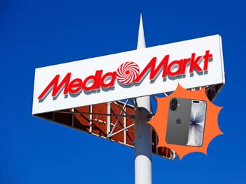 Ein MediaMarkt-Schild vor blauem Himmel. Davor ist ein schwarzes iPhones 17 abgebildet