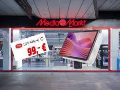 Lenovo Tab mit Angebotspreis und MediaMarkt Lager im Hintergrund